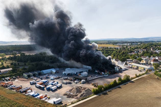 Großbrand in Industriebetrieb mehrere Gebäude in Vollbrand Anwohner evakuiert rund 200 Einsatzkräfte im Einsatz Am 02.08.2026 kam es gegen 16:30 Uhr zu einem Großbrand in einem Industriebetrieb in Sprendlingen-Gensingen, Ortsteil Sprendlingen. Mehrere Gebäude eines kunststoffverarbeitenden Betriebs in der Gau-Bickelheimer Straße stehen in Vollbrand, Flammen schlugen meterhoch aus dem Gebäude. Die Feuerwehr befindet sich im Großeinsatz, unterstützt von Einheiten des Katastrophenschutzes, THW und Polizei. Angrenzende Wohnhäuser wurden geräumt, die Bevölkerung wurde über Warnapps vor Geruchsbelästigung und Sichtbehinderungen gewarnt. Sprendlingen-Gensingen Sprendlingen Rheinland-Pfalz Deutschland *** Major Fire at Ind