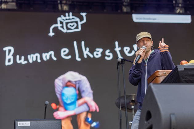Donots spielen Kiddie Slam Open Air auf dem Kunst!Rasen in Bonn Die Ibbenbürener Punkrock-Band Donots um Sänger Ingo KNOLLMANN geben beim Kiddie Slam Open Air auf dem Kunst!Rasen in Bonn ein eigens für Kinder konzipiertes Konzert: Die jungen Fans haben einen eigenen Bereich direkt vor der Bühne, Eltern und weitere Erwachsene stehen daneben und dahinter. Special Guest ist der Berliner Kindermusik-Künstler Bummelkasten (Bernhard Lütke). Bonn Nordrhein-Westfalen Deutschland *** Donots are performing at the Kiddie Slam Open Air on the Kunst Rasen in Bonn. The Ibbenbüren-based punk rock band Donots, led by singer Ingo KNOLLMANN, is giving a concert at the Kiddie Slam Open Air on the Kunst Rasen in Bonn that’s designed specifically f Copyright: xMarcxJohnx