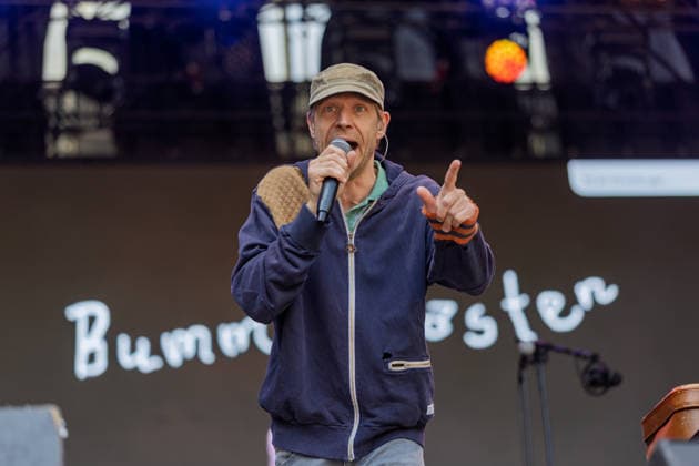 Donots spielen Kiddie Slam Open Air auf dem Kunst!Rasen in Bonn Die Ibbenbürener Punkrock-Band Donots um Sänger Ingo KNOLLMANN geben beim Kiddie Slam Open Air auf dem Kunst!Rasen in Bonn ein eigens für Kinder konzipiertes Konzert: Die jungen Fans haben einen eigenen Bereich direkt vor der Bühne, Eltern und weitere Erwachsene stehen daneben und dahinter. Special Guest ist der Berliner Kindermusik-Künstler Bummelkasten (Bernhard Lütke). Bonn Nordrhein-Westfalen Deutschland *** Donots are performing at the Kiddie Slam Open Air on the Kunst Rasen in Bonn. The Ibbenbüren-based punk rock band Donots, led by singer Ingo KNOLLMANN, is giving a concert at the Kiddie Slam Open Air on the Kunst Rasen in Bonn that’s designed specifically f Copyright: xMarcxJohnx