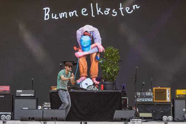 Donots spielen Kiddie Slam Open Air auf dem Kunst!Rasen in Bonn Die Ibbenbürener Punkrock-Band Donots um Sänger Ingo KNOLLMANN geben beim Kiddie Slam Open Air auf dem Kunst!Rasen in Bonn ein eigens für Kinder konzipiertes Konzert: Die jungen Fans haben einen eigenen Bereich direkt vor der Bühne, Eltern und weitere Erwachsene stehen daneben und dahinter. Special Guest ist der Berliner Kindermusik-Künstler Bummelkasten (Bernhard Lütke). Bonn Nordrhein-Westfalen Deutschland *** Donots are performing at the Kiddie Slam Open Air on the Kunst Rasen in Bonn. The Ibbenbüren-based punk rock band Donots, led by singer Ingo KNOLLMANN, is giving a concert at the Kiddie Slam Open Air on the Kunst Rasen in Bonn that’s designed specifically f Copyright: xMarcxJohnx