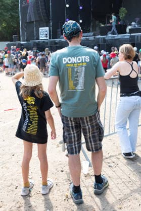 Donots spielen Kiddie Slam Open Air auf dem Kunst!Rasen in Bonn Vater und Tochter tragen DONOTS Shirts - Die Ibbenbürener Punkrock-Band Donots um Sänger Ingo KNOLLMANN geben beim Kiddie Slam Open Air auf dem Kunst!Rasen in Bonn ein eigens für Kinder konzipiertes Konzert: Die jungen Fans haben einen eigenen Bereich direkt vor der Bühne, Eltern und weitere Erwachsene stehen daneben und dahinter. Special Guest ist der Berliner Kindermusik-Künstler Bummelkasten (Bernhard Lütke). Bonn Nordrhein-Westfalen Deutschland *** Donots are playing at the Kiddie Slam Open Air on the Kunst Rasen in Bonn. A father and daughter are wearing DONOTS T-shirts. The Ibbenbüren-based punk rock band Donots, led by singer Ingo KNOLLMANN, are performing a Copyright: xMarcxJohnx