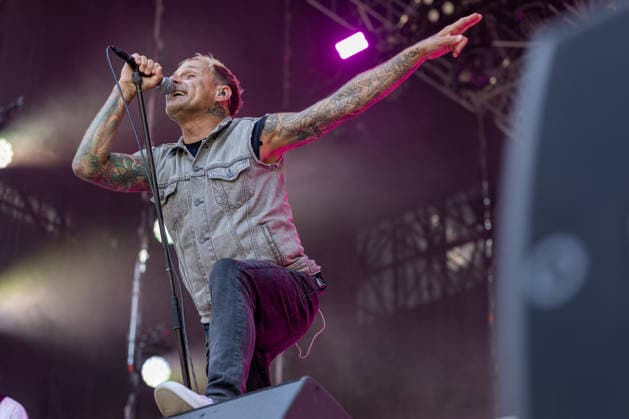 Donots spielen Kiddie Slam Open Air auf dem Kunst!Rasen in Bonn Die Ibbenbürener Punkrock-Band Donots um Sänger Ingo KNOLLMANN geben beim Kiddie Slam Open Air auf dem Kunst!Rasen in Bonn ein eigens für Kinder konzipiertes Konzert: Die jungen Fans haben einen eigenen Bereich direkt vor der Bühne, Eltern und weitere Erwachsene stehen daneben und dahinter. Bonn Nordrhein-Westfalen Deutschland *** Donots are performing at the Kiddie Slam Open Air on the Kunst Rasen in Bonn. The Ibbenbüren-based punk rock band Donots, led by singer Ingo KNOLLMANN, is putting on a concert at the Kiddie Slam Open Air on the Kunst Rasen in Bonn that’s designed specifically for children. The young fans have their own area right in front of the stage, whil Copyright: xMarcxJohnx