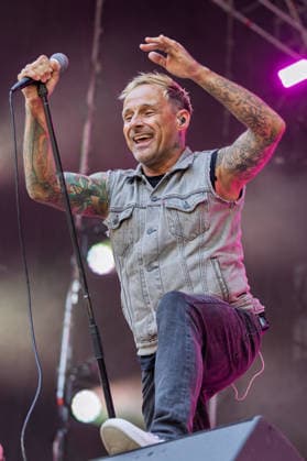 Donots spielen Kiddie Slam Open Air auf dem Kunst!Rasen in Bonn Die Ibbenbürener Punkrock-Band Donots um Sänger Ingo KNOLLMANN geben beim Kiddie Slam Open Air auf dem Kunst!Rasen in Bonn ein eigens für Kinder konzipiertes Konzert: Die jungen Fans haben einen eigenen Bereich direkt vor der Bühne, Eltern und weitere Erwachsene stehen daneben und dahinter. Bonn Nordrhein-Westfalen Deutschland *** Donots are performing at the Kiddie Slam Open Air on the Kunst Rasen in Bonn. The Ibbenbüren-based punk rock band Donots, led by singer Ingo KNOLLMANN, is putting on a concert at the Kiddie Slam Open Air on the Kunst Rasen in Bonn that’s designed specifically for children. The young fans have their own area right in front of the stage, whil Copyright: xMarcxJohnx