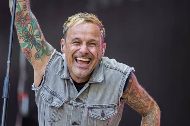 Donots spielen Kiddie Slam Open Air auf dem Kunst!Rasen in Bonn Die Ibbenbürener Punkrock-Band Donots um Sänger Ingo KNOLLMANN geben beim Kiddie Slam Open Air auf dem Kunst!Rasen in Bonn ein eigens für Kinder konzipiertes Konzert: Die jungen Fans haben einen eigenen Bereich direkt vor der Bühne, Eltern und weitere Erwachsene stehen daneben und dahinter. Bonn Nordrhein-Westfalen Deutschland *** Donots are performing at the Kiddie Slam Open Air on the Kunst Rasen in Bonn. The Ibbenbüren-based punk rock band Donots, led by singer Ingo KNOLLMANN, is putting on a concert at the Kiddie Slam Open Air on the Kunst Rasen in Bonn that’s designed specifically for children. The young fans have their own area right in front of the stage, whil Copyright: xMarcxJohnx