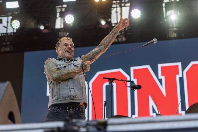 Donots spielen Kiddie Slam Open Air auf dem Kunst!Rasen in Bonn Die Ibbenbürener Punkrock-Band Donots um Sänger Ingo KNOLLMANN geben beim Kiddie Slam Open Air auf dem Kunst!Rasen in Bonn ein eigens für Kinder konzipiertes Konzert: Die jungen Fans haben einen eigenen Bereich direkt vor der Bühne, Eltern und weitere Erwachsene stehen daneben und dahinter. Bonn Nordrhein-Westfalen Deutschland *** Donots are performing at the Kiddie Slam Open Air on the Kunst Rasen in Bonn. The Ibbenbüren-based punk rock band Donots, led by singer Ingo KNOLLMANN, is putting on a concert at the Kiddie Slam Open Air on the Kunst Rasen in Bonn that’s designed specifically for children. The young fans have their own area right in front of the stage, whil Copyright: xMarcxJohnx