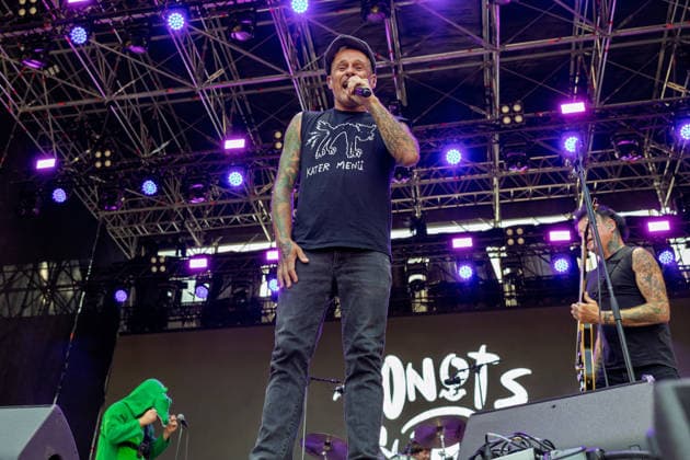 Donots spielen Kiddie Slam Open Air auf dem Kunst!Rasen in Bonn Die Ibbenbürener Punkrock-Band Donots um Sänger Ingo KNOLLMANN geben beim Kiddie Slam Open Air auf dem Kunst!Rasen in Bonn ein eigens für Kinder konzipiertes Konzert: Die jungen Fans haben einen eigenen Bereich direkt vor der Bühne, Eltern und weitere Erwachsene stehen daneben und dahinter. Bonn Nordrhein-Westfalen Deutschland *** Donots are performing at the Kiddie Slam Open Air on the Kunst Rasen in Bonn. The Ibbenbüren-based punk rock band Donots, led by singer Ingo KNOLLMANN, is putting on a concert at the Kiddie Slam Open Air on the Kunst Rasen in Bonn that’s designed specifically for children. The young fans have their own area right in front of the stage, whil Copyright: xMarcxJohnx