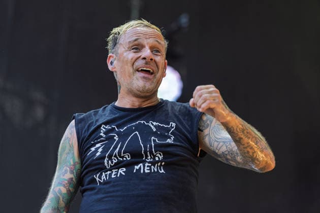 Donots spielen Kiddie Slam Open Air auf dem Kunst!Rasen in Bonn Die Ibbenbürener Punkrock-Band Donots um Sänger Ingo KNOLLMANN geben beim Kiddie Slam Open Air auf dem Kunst!Rasen in Bonn ein eigens für Kinder konzipiertes Konzert: Die jungen Fans haben einen eigenen Bereich direkt vor der Bühne, Eltern und weitere Erwachsene stehen daneben und dahinter. Bonn Nordrhein-Westfalen Deutschland *** Donots are performing at the Kiddie Slam Open Air on the Kunst Rasen in Bonn. The Ibbenbüren-based punk rock band Donots, led by singer Ingo KNOLLMANN, is putting on a concert at the Kiddie Slam Open Air on the Kunst Rasen in Bonn that’s designed specifically for children. The young fans have their own area right in front of the stage, whil Copyright: xMarcxJohnx