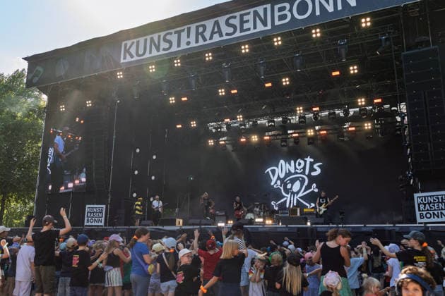 Donots spielen Kiddie Slam Open Air auf dem Kunst!Rasen in Bonn Die Ibbenbürener Punkrock-Band Donots um Sänger Ingo KNOLLMANN geben beim Kiddie Slam Open Air auf dem Kunst!Rasen in Bonn ein eigens für Kinder konzipiertes Konzert: Die jungen Fans haben einen eigenen Bereich direkt vor der Bühne, Eltern und weitere Erwachsene stehen daneben und dahinter. Bonn Nordrhein-Westfalen Deutschland *** Donots are performing at the Kiddie Slam Open Air on the Kunst Rasen in Bonn. The Ibbenbüren-based punk rock band Donots, led by singer Ingo KNOLLMANN, is giving a concert at the Kiddie Slam Open Air on the Kunst Rasen in Bonn that’s designed specifically for children. The young fans have their own area right in front of the stage, while pa Copyright: xMarcxJohnx