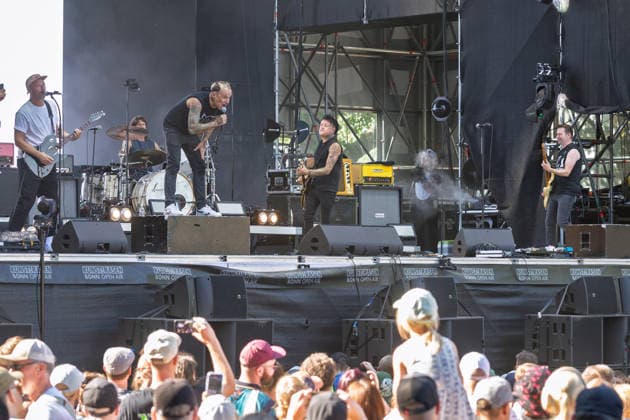 Donots spielen Kiddie Slam Open Air auf dem Kunst!Rasen in Bonn Die Ibbenbürener Punkrock-Band Donots um Sänger Ingo KNOLLMANN geben beim Kiddie Slam Open Air auf dem Kunst!Rasen in Bonn ein eigens für Kinder konzipiertes Konzert: Die jungen Fans haben einen eigenen Bereich direkt vor der Bühne, Eltern und weitere Erwachsene stehen daneben und dahinter. Bonn Nordrhein-Westfalen Deutschland *** Donots are performing at the Kiddie Slam Open Air on the Kunst Rasen in Bonn. The Ibbenbüren-based punk rock band Donots, led by singer Ingo KNOLLMANN, is giving a concert at the Kiddie Slam Open Air on the Kunst Rasen in Bonn that’s designed specifically for children. The young fans have their own area right in front of the stage, while pa Copyright: xMarcxJohnx
