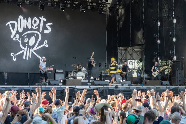 Donots spielen Kiddie Slam Open Air auf dem Kunst!Rasen in Bonn Die Ibbenbürener Punkrock-Band Donots um Sänger Ingo KNOLLMANN geben beim Kiddie Slam Open Air auf dem Kunst!Rasen in Bonn ein eigens für Kinder konzipiertes Konzert: Die jungen Fans haben einen eigenen Bereich direkt vor der Bühne, Eltern und weitere Erwachsene stehen daneben und dahinter. Bonn Nordrhein-Westfalen Deutschland *** Donots are performing at the Kiddie Slam Open Air on the Kunst Rasen in Bonn. The Ibbenbüren-based punk rock band Donots, led by singer Ingo KNOLLMANN, is giving a concert at the Kiddie Slam Open Air on the Kunst Rasen in Bonn that’s designed specifically for children. The young fans have their own area right in front of the stage, while pa Copyright: xMarcxJohnx