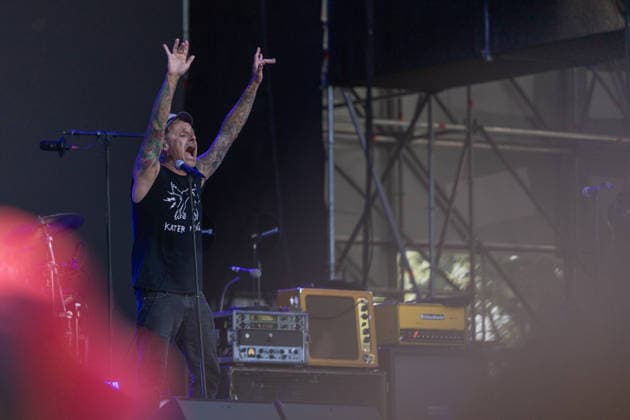 Donots spielen Kiddie Slam Open Air auf dem Kunst!Rasen in Bonn Die Ibbenbürener Punkrock-Band Donots um Sänger Ingo KNOLLMANN geben beim Kiddie Slam Open Air auf dem Kunst!Rasen in Bonn ein eigens für Kinder konzipiertes Konzert: Die jungen Fans haben einen eigenen Bereich direkt vor der Bühne, Eltern und weitere Erwachsene stehen daneben und dahinter. Bonn Nordrhein-Westfalen Deutschland *** Donots are performing at the Kiddie Slam Open Air on the Kunst Rasen in Bonn. The Ibbenbüren-based punk rock band Donots, led by singer Ingo KNOLLMANN, is giving a concert at the Kiddie Slam Open Air on the Kunst Rasen in Bonn that’s designed specifically for children. The young fans have their own area right in front of the stage, while pa Copyright: xMarcxJohnx