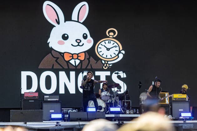 Donots spielen Kiddie Slam Open Air auf dem Kunst!Rasen in Bonn Die Ibbenbürener Punkrock-Band Donots um Sänger Ingo KNOLLMANN geben beim Kiddie Slam Open Air auf dem Kunst!Rasen in Bonn ein eigens für Kinder konzipiertes Konzert: Die jungen Fans haben einen eigenen Bereich direkt vor der Bühne, Eltern und weitere Erwachsene stehen daneben und dahinter. Bonn Nordrhein-Westfalen Deutschland *** Donots are performing at the Kiddie Slam Open Air on the Kunst Rasen in Bonn. The Ibbenbüren-based punk rock band Donots, led by singer Ingo KNOLLMANN, is giving a concert at the Kiddie Slam Open Air on the Kunst Rasen in Bonn that’s designed specifically for children. The young fans have their own section right in front of the stage, while Copyright: xMarcxJohnx