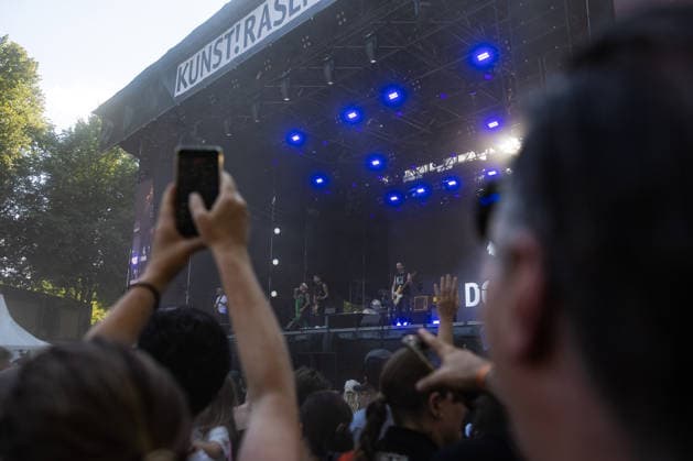 Donots spielen Kiddie Slam Open Air auf dem Kunst!Rasen in Bonn Die Ibbenbürener Punkrock-Band Donots um Sänger Ingo KNOLLMANN geben beim Kiddie Slam Open Air auf dem Kunst!Rasen in Bonn ein eigens für Kinder konzipiertes Konzert: Die jungen Fans haben einen eigenen Bereich direkt vor der Bühne, Eltern und weitere Erwachsene stehen daneben und dahinter. Bonn Nordrhein-Westfalen Deutschland *** Donots are performing at the Kiddie Slam Open Air on the Kunst Rasen in Bonn. The Ibbenbüren-based punk rock band Donots, led by singer Ingo KNOLLMANN, is giving a concert at the Kiddie Slam Open Air on the Kunst Rasen in Bonn that’s designed specifically for children. The young fans have their own section right in front of the stage, while Copyright: xMarcxJohnx