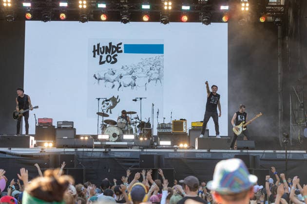 Donots spielen Kiddie Slam Open Air auf dem Kunst!Rasen in Bonn Die Ibbenbürener Punkrock-Band Donots um Sänger Ingo KNOLLMANN geben beim Kiddie Slam Open Air auf dem Kunst!Rasen in Bonn ein eigens für Kinder konzipiertes Konzert: Die jungen Fans haben einen eigenen Bereich direkt vor der Bühne, Eltern und weitere Erwachsene stehen daneben und dahinter. Bonn Nordrhein-Westfalen Deutschland *** Donots are performing at the Kiddie Slam Open Air on the Kunst Rasen in Bonn. The Ibbenbüren-based punk rock band Donots, led by singer Ingo KNOLLMANN, is giving a concert at the Kiddie Slam Open Air on the Kunst Rasen in Bonn that’s designed specifically for children. The young fans have their own section right in front of the stage, while Copyright: xMarcxJohnx