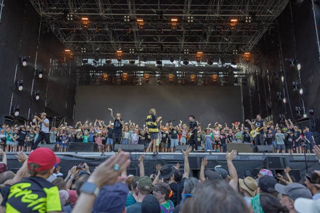 Donots spielen Kiddie Slam Open Air auf dem Kunst!Rasen in Bonn Die Ibbenbürener Punkrock-Band Donots um Sänger Ingo KNOLLMANN geben beim Kiddie Slam Open Air auf dem Kunst!Rasen in Bonn ein eigens für Kinder konzipiertes Konzert: Die jungen Fans haben einen eigenen Bereich direkt vor der Bühne, Eltern und weitere Erwachsene stehen daneben und dahinter. Bonn Nordrhein-Westfalen Deutschland *** Donots are performing at the Kiddie Slam Open Air on the Kunst Rasen in Bonn. The Ibbenbüren-based punk rock band Donots, led by singer Ingo KNOLLMANN, is giving a concert at the Kiddie Slam Open Air on the Kunst Rasen in Bonn that’s designed specifically for children. The young fans have their own section right in front of the stage, while Copyright: xMarcxJohnx