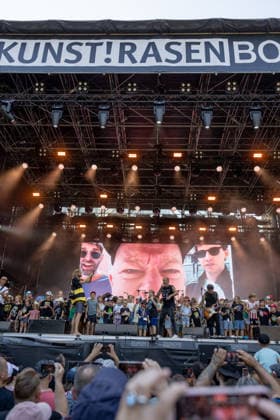 Donots spielen Kiddie Slam Open Air auf dem Kunst!Rasen in Bonn Die Ibbenbürener Punkrock-Band Donots um Sänger Ingo KNOLLMANN geben beim Kiddie Slam Open Air auf dem Kunst!Rasen in Bonn ein eigens für Kinder konzipiertes Konzert: Die jungen Fans haben einen eigenen Bereich direkt vor der Bühne, Eltern und weitere Erwachsene stehen daneben und dahinter. Bonn Nordrhein-Westfalen Deutschland *** Donots are performing at the Kiddie Slam Open Air on the Kunst Rasen in Bonn. The Ibbenbüren-based punk rock band Donots, led by singer Ingo KNOLLMANN, is giving a concert at the Kiddie Slam Open Air on the Kunst Rasen in Bonn that’s designed specifically for children. The young fans have their own section right in front of the stage, while Copyright: xMarcxJohnx