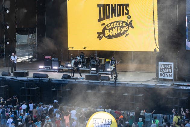 Donots spielen Kiddie Slam Open Air auf dem Kunst!Rasen in Bonn Die Ibbenbürener Punkrock-Band Donots um Sänger Ingo KNOLLMANN geben beim Kiddie Slam Open Air auf dem Kunst!Rasen in Bonn ein eigens für Kinder konzipiertes Konzert: Die jungen Fans haben einen eigenen Bereich direkt vor der Bühne, Eltern und weitere Erwachsene stehen daneben und dahinter. Bonn Nordrhein-Westfalen Deutschland *** Donots are performing at the Kiddie Slam Open Air on the Kunst Rasen in Bonn. The Ibbenbüren-based punk rock band Donots, led by singer Ingo KNOLLMANN, is giving a concert at the Kiddie Slam Open Air on the Kunst Rasen in Bonn that’s designed specifically for children. The young fans have their own section right in front of the stage, while Copyright: xMarcxJohnx