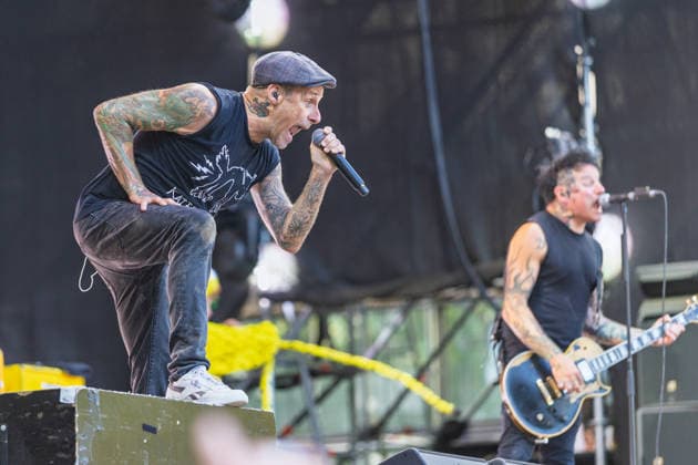 Donots spielen Kiddie Slam Open Air auf dem Kunst!Rasen in Bonn Die Ibbenbürener Punkrock-Band Donots um Sänger Ingo KNOLLMANN geben beim Kiddie Slam Open Air auf dem Kunst!Rasen in Bonn ein eigens für Kinder konzipiertes Konzert: Die jungen Fans haben einen eigenen Bereich direkt vor der Bühne, Eltern und weitere Erwachsene stehen daneben und dahinter. Bonn Nordrhein-Westfalen Deutschland *** Donots are performing at the Kiddie Slam Open Air on the Kunst Rasen in Bonn. The Ibbenbüren-based punk rock band Donots, led by singer Ingo KNOLLMANN, is giving a concert at the Kiddie Slam Open Air on the Kunst Rasen in Bonn that’s designed specifically for children. The young fans have their own section right in front of the stage, while Copyright: xMarcxJohnx