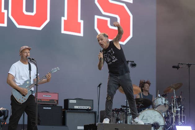 Donots spielen Kiddie Slam Open Air auf dem Kunst!Rasen in Bonn Die Ibbenbürener Punkrock-Band Donots um Sänger Ingo KNOLLMANN geben beim Kiddie Slam Open Air auf dem Kunst!Rasen in Bonn ein eigens für Kinder konzipiertes Konzert: Die jungen Fans haben einen eigenen Bereich direkt vor der Bühne, Eltern und weitere Erwachsene stehen daneben und dahinter. Bonn Nordrhein-Westfalen Deutschland *** Donots are performing at the Kiddie Slam Open Air on the Kunst Rasen in Bonn. The Ibbenbüren-based punk rock band Donots, led by singer Ingo KNOLLMANN, is giving a concert at the Kiddie Slam Open Air on the Kunst Rasen in Bonn that’s designed specifically for children. The young fans have their own area right in front of the stage, while pa Copyright: xMarcxJohnx