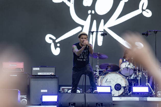 Donots spielen Kiddie Slam Open Air auf dem Kunst!Rasen in Bonn Die Ibbenbürener Punkrock-Band Donots um Sänger Ingo KNOLLMANN geben beim Kiddie Slam Open Air auf dem Kunst!Rasen in Bonn ein eigens für Kinder konzipiertes Konzert: Die jungen Fans haben einen eigenen Bereich direkt vor der Bühne, Eltern und weitere Erwachsene stehen daneben und dahinter. Bonn Nordrhein-Westfalen Deutschland *** Donots are performing at the Kiddie Slam Open Air on the Kunst Rasen in Bonn. The Ibbenbüren-based punk rock band Donots, led by singer Ingo KNOLLMANN, is giving a concert at the Kiddie Slam Open Air on the Kunst Rasen in Bonn that’s designed specifically for children. The young fans have their own area right in front of the stage, while pa Copyright: xMarcxJohnx