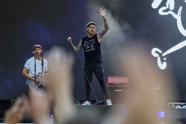 Donots spielen Kiddie Slam Open Air auf dem Kunst!Rasen in Bonn Die Ibbenbürener Punkrock-Band Donots um Sänger Ingo KNOLLMANN geben beim Kiddie Slam Open Air auf dem Kunst!Rasen in Bonn ein eigens für Kinder konzipiertes Konzert: Die jungen Fans haben einen eigenen Bereich direkt vor der Bühne, Eltern und weitere Erwachsene stehen daneben und dahinter. Bonn Nordrhein-Westfalen Deutschland *** Donots are performing at the Kiddie Slam Open Air on the Kunst Rasen in Bonn. The Ibbenbüren-based punk rock band Donots, led by singer Ingo KNOLLMANN, is giving a concert at the Kiddie Slam Open Air on the Kunst Rasen in Bonn that’s designed specifically for children. The young fans have their own area right in front of the stage, while pa Copyright: xMarcxJohnx