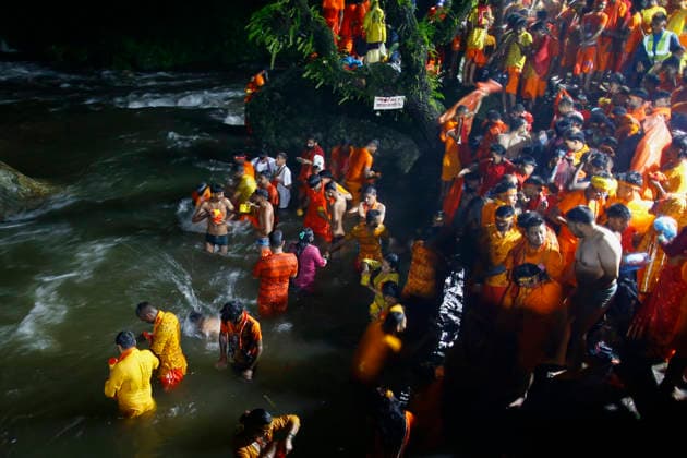 August 2, 2027, Kathmandu, Nepal: Bol Bom pilgrims get ready to take a holy dip while offering prayers in the Bagmati River during the Shrawan pilgrimage at Sundarijal in Kathmandu, Nepal, on Monday, August 3, 2026. During the holy month of Shrawan, thousands of barefoot devotees from Nepal and India carry sacred water to offer at the Pashupatinath Temple in worship of Lord Shiva. Kathmandu Nepal - ZUMAg200 20270802_zap_g200_002 Copyright: xSkandaxGautamx
