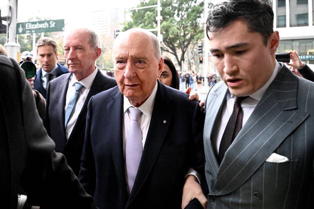 ALAN JONES COURT, Alan Jones (centre) arrives at Downing Centre Local Court in Sydney, Monday, August 3, 2026. Former radio broadcaster Alan Jones faces 35 charges related to a series of alleged sexual touching incidents against nearly a dozen men between 2001 and 2019. ( NO ARCHIVING Sydney New South Wales Australia  Copyright: xBiancaxDexMarchix 20260803163401537069