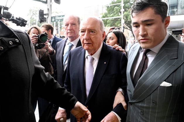 ALAN JONES COURT, Alan Jones (centre) arrives at Downing Centre Local Court in Sydney, Monday, August 3, 2026. Former radio broadcaster Alan Jones faces 35 charges related to a series of alleged sexual touching incidents against nearly a dozen men between 2001 and 2019. ( NO ARCHIVING Sydney New South Wales Australia  Copyright: xBiancaxDexMarchix 20260803189723174083