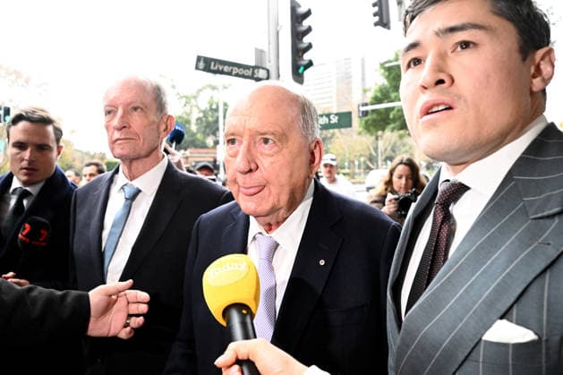 ALAN JONES COURT, Alan Jones (centre) arrives at Downing Centre Local Court in Sydney, Monday, August 3, 2026. Former radio broadcaster Alan Jones faces 35 charges related to a series of alleged sexual touching incidents against nearly a dozen men between 2001 and 2019. ( NO ARCHIVING Sydney New South Wales Australia  Copyright: xBiancaxDexMarchix 20260803183947603040