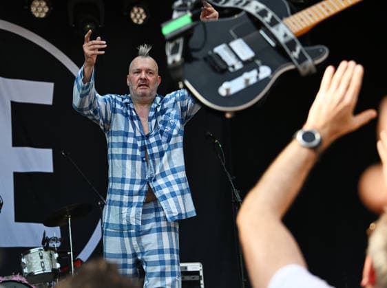 Musikfestival Heimspiel Knyphausen (31. Juli bis 2. August 2026), Konzert der Band >> Fortuna Ehrenfeld << am Sonntag, 2. August 2026. Auftritt der Musikband >> Fortuna Ehrenfeld << beim Festival >> Heimspiel Knyphausen << am 02. August 2026. Zu sehen Martin Bechler (Gesang, Gitarre, Keyboard). Bechler wirft eine Gitarre ins Publikum - die schwarze Gitarre (Typ Fender Telecaster) wird später vom Musiker auf Instagram als gestohlen gemeldet. Eltville-Erbach Eltville am Rhein Rheinland-Pfalz Deutschland Weingut Baron von Knyphausen *** Heimspiel Knyphausen Music Festival, July 31–August 2, 2026, Concert by the band Fortuna Ehrenfeld on Sunday, August 2, 2026. Performance by the band Fortuna Ehrenfeld at the Heimspiel Knyphausen Festival on