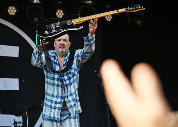 Musikfestival Heimspiel Knyphausen (31. Juli bis 2. August 2026), Konzert der Band >> Fortuna Ehrenfeld << am Sonntag, 2. August 2026. Auftritt der Musikband >> Fortuna Ehrenfeld << beim Festival >> Heimspiel Knyphausen << am 02. August 2026. Zu sehen Martin Bechler (Gesang, Gitarre, Keyboard). Bechler wirft eine Gitarre ins Publikum - die schwarze Gitarre (Typ Fender Telecaster) wird später vom Musiker auf Instagram als gestohlen gemeldet. Eltville-Erbach Eltville am Rhein Rheinland-Pfalz Deutschland Weingut Baron von Knyphausen *** Heimspiel Knyphausen Music Festival, July 31–August 2, 2026, Concert by the band Fortuna Ehrenfeld on Sunday, August 2, 2026. Performance by the band Fortuna Ehrenfeld at the Heimspiel Knyphausen Festival on