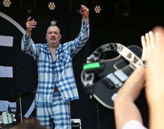 Musikfestival Heimspiel Knyphausen (31. Juli bis 2. August 2026), Konzert der Band >> Fortuna Ehrenfeld << am Sonntag, 2. August 2026. Auftritt der Musikband >> Fortuna Ehrenfeld << beim Festival >> Heimspiel Knyphausen << am 02. August 2026. Zu sehen Martin Bechler (Gesang, Gitarre, Keyboard). Bechler wirft eine Gitarre ins Publikum - die schwarze Gitarre (Typ Fender Telecaster) wird später vom Musiker auf Instagram als gestohlen gemeldet. Eltville-Erbach Eltville am Rhein Rheinland-Pfalz Deutschland Weingut Baron von Knyphausen *** Heimspiel Knyphausen Music Festival, July 31–August 2, 2026, Concert by the band Fortuna Ehrenfeld on Sunday, August 2, 2026. Performance by the band Fortuna Ehrenfeld at the Heimspiel Knyphausen Festival on