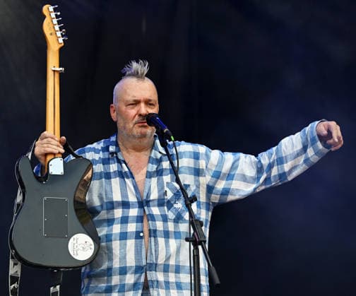 Musikfestival Heimspiel Knyphausen (31. Juli bis 2. August 2026), Konzert der Band >> Fortuna Ehrenfeld << am Sonntag, 2. August 2026. Auftritt der Musikband >> Fortuna Ehrenfeld << beim Festival >> Heimspiel Knyphausen << am 02. August 2026. Zu sehen Martin Bechler (Gesang, Gitarre, Keyboard). Bechler hält eine Gitarre in der Hand - die schwarze Gitarre (Typ Fender Telecaster) wird später vom Musiker auf Instagram als gestohlen gemeldet. Eltville-Erbach Eltville am Rhein Rheinland-Pfalz Deutschland Weingut Baron von Knyphausen *** Heimspiel Knyphausen Music Festival, July 31–August 2, 2026, Concert by the band Fortuna Ehrenfeld on Sunday, August 2, 2026. Performance by the band Fortuna Ehrenfeld at the Heimspiel Knyphausen Festival on A