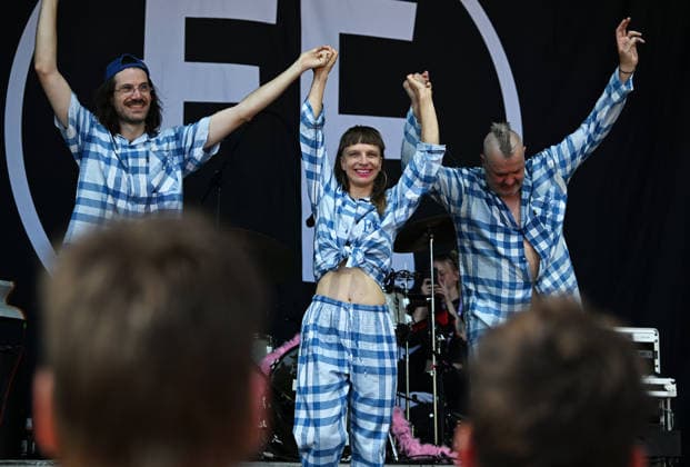 Musikfestival Heimspiel Knyphausen (31. Juli bis 2. August 2026), Konzert der Band >> Fortuna Ehrenfeld << am Sonntag, 2. August 2026. Auftritt der Musikband >> Fortuna Ehrenfeld << beim Festival >> Heimspiel Knyphausen << am 02. August 2026. Zu sehen Jannis Bentler (Schlagzeug), Jenny Thiele (Keyboard, Gesang), Martin Bechler (Gesang, Gitarre, Keyboard) (v.l.n.r.). Eltville-Erbach Eltville am Rhein Rheinland-Pfalz Deutschland Weingut Baron von Knyphausen *** Heimspiel Knyphausen Music Festival, July 31–August 2, 2026, Concert by the band Fortuna Ehrenfeld on Sunday, August 2, 2026. Performance by the band Fortuna Ehrenfeld at the Heimspiel Knyphausen Festival on August 2, 2026. Featuring Jannis Bentler on drums, Jenny Thiele on keyboard