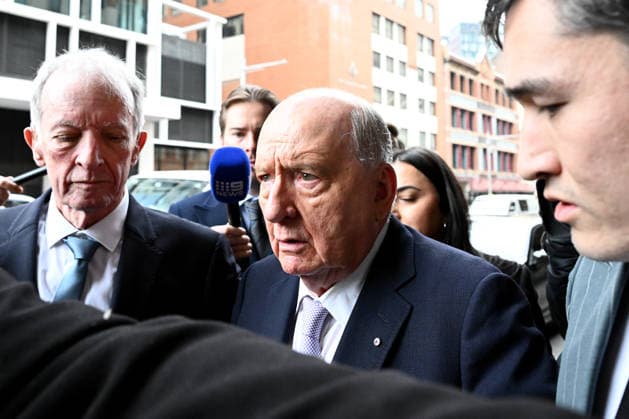 ALAN JONES COURT, Alan Jones (centre) arrives at Downing Centre Local Court in Sydney, Monday, August 3, 2026. Former radio broadcaster Alan Jones faces 35 charges related to a series of alleged sexual touching incidents against nearly a dozen men between 2001 and 2019. ( NO ARCHIVING Sydney New South Wales Australia  Copyright: xBiancaxDexMarchix 20260803176850651510