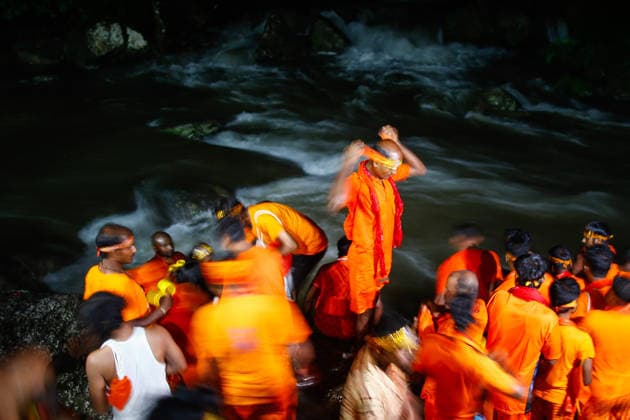 Shrawan Festival in Kathmandu, Nepal - 03 Aug 2026 Bol Bom pilgrims get ready to take a holy dip while offering prayers in the Bagmati River during the Shrawan pilgrimage at Sundarijal. During the holy month of Shrawan, thousands of barefoot devotees from Nepal and India carry sacred water to offer at the Pashupatinath Temple in worship of Lord Shiva. Kathmandu Nepal Copyright: xSkandaxGautamx xSOPAxImagesx _58W8983