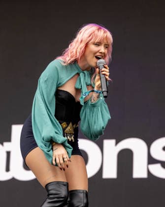 August 2, 2026, Chicago, Illinois, USA: HARLEE CASE of New Constellations during the Lollapalooza Music Festival at Grant Park in Chicago, Illinois Chicago USA  - ZUMAs135 20260802_zap_s135_141 Copyright: xDanielxDeSloverx