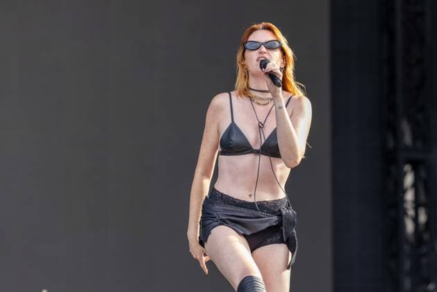 August 2, 2026, Chicago, Illinois, USA: KATIE GAVIN of Muna during the Lollapalooza Music Festival at Grant Park in Chicago, Illinois Chicago USA  - ZUMAs135 20260802_zap_s135_166 Copyright: xDanielxDeSloverx