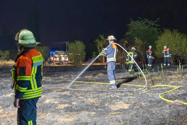 Großer Flächenbrand bedroht Wohngebiet Am 03.08.2026 gegen 02:00 Uhr brannten zwischen Seeheim-Jugenheim und Alsbach im Landkreis Darmstadt-Dieburg rund 28.000 Quadratmeter Feld und Gestrüpp entlang der L3100. Die Feuerwehr stoppte die Flammen etwa fünf Meter vor angrenzenden Wohnhäusern. Ein Anwohner erlitt beim eigenständigen Löschversuch eine Rauchgasvergiftung und wurde vom Rettungsdienst in ein Krankenhaus gebracht. Die Straßenbahnstrecke zwischen Alsbach und Seeheim-Jugenheim wurde gesperrt, ein Schienenersatzverkehr eingerichtet. Zur Brandbekämpfung kam eine Drohne mit Wärmebildkamera zum Aufspüren von Glutnestern zum Einsatz. Seeheim-Jugenheim Hessen Deutschland *** Large Wildfire Threatens Residential Area On August 3,