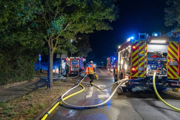 Großer Flächenbrand bedroht Wohngebiet Am 03.08.2026 gegen 02:00 Uhr brannten zwischen Seeheim-Jugenheim und Alsbach im Landkreis Darmstadt-Dieburg rund 28.000 Quadratmeter Feld und Gestrüpp entlang der L3100. Die Feuerwehr stoppte die Flammen etwa fünf Meter vor angrenzenden Wohnhäusern. Ein Anwohner erlitt beim eigenständigen Löschversuch eine Rauchgasvergiftung und wurde vom Rettungsdienst in ein Krankenhaus gebracht. Die Straßenbahnstrecke zwischen Alsbach und Seeheim-Jugenheim wurde gesperrt, ein Schienenersatzverkehr eingerichtet. Zur Brandbekämpfung kam eine Drohne mit Wärmebildkamera zum Aufspüren von Glutnestern zum Einsatz. Seeheim-Jugenheim Hessen Deutschland *** Large Wildfire Threatens Residential Area On August 3,