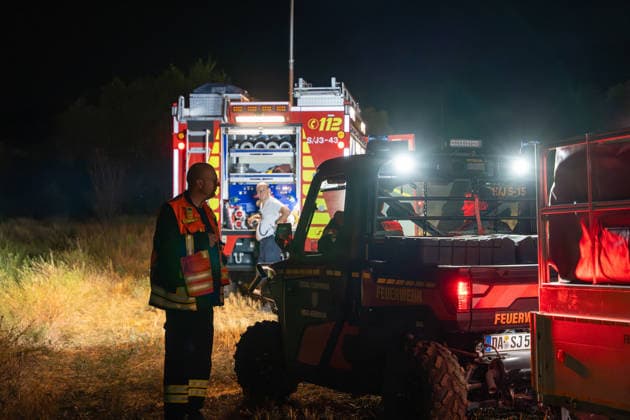 Großer Flächenbrand bedroht Wohngebiet Am 03.08.2026 gegen 02:00 Uhr brannten zwischen Seeheim-Jugenheim und Alsbach im Landkreis Darmstadt-Dieburg rund 28.000 Quadratmeter Feld und Gestrüpp entlang der L3100. Die Feuerwehr stoppte die Flammen etwa fünf Meter vor angrenzenden Wohnhäusern. Ein Anwohner erlitt beim eigenständigen Löschversuch eine Rauchgasvergiftung und wurde vom Rettungsdienst in ein Krankenhaus gebracht. Die Straßenbahnstrecke zwischen Alsbach und Seeheim-Jugenheim wurde gesperrt, ein Schienenersatzverkehr eingerichtet. Zur Brandbekämpfung kam eine Drohne mit Wärmebildkamera zum Aufspüren von Glutnestern zum Einsatz. Seeheim-Jugenheim Hessen Deutschland *** Large Wildfire Threatens Residential Area On August 3,