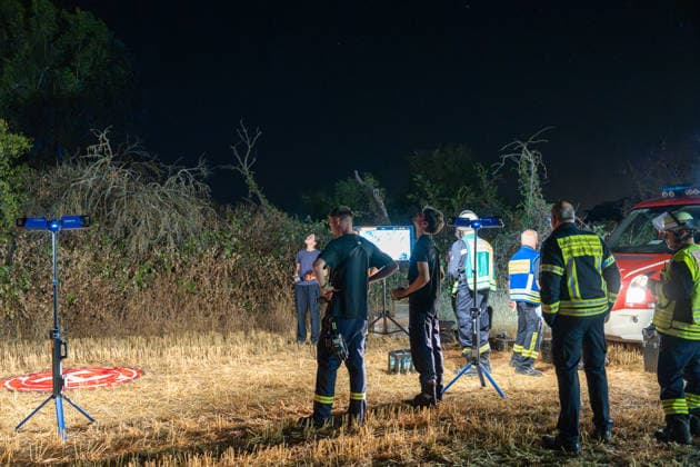 Großer Flächenbrand bedroht Wohngebiet Am 03.08.2026 gegen 02:00 Uhr brannten zwischen Seeheim-Jugenheim und Alsbach im Landkreis Darmstadt-Dieburg rund 28.000 Quadratmeter Feld und Gestrüpp entlang der L3100. Die Feuerwehr stoppte die Flammen etwa fünf Meter vor angrenzenden Wohnhäusern. Ein Anwohner erlitt beim eigenständigen Löschversuch eine Rauchgasvergiftung und wurde vom Rettungsdienst in ein Krankenhaus gebracht. Die Straßenbahnstrecke zwischen Alsbach und Seeheim-Jugenheim wurde gesperrt, ein Schienenersatzverkehr eingerichtet. Zur Brandbekämpfung kam eine Drohne mit Wärmebildkamera zum Aufspüren von Glutnestern zum Einsatz. Seeheim-Jugenheim Hessen Deutschland *** Large Wildfire Threatens Residential Area On August 3,