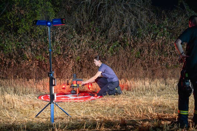 Großer Flächenbrand bedroht Wohngebiet Am 03.08.2026 gegen 02:00 Uhr brannten zwischen Seeheim-Jugenheim und Alsbach im Landkreis Darmstadt-Dieburg rund 28.000 Quadratmeter Feld und Gestrüpp entlang der L3100. Die Feuerwehr stoppte die Flammen etwa fünf Meter vor angrenzenden Wohnhäusern. Ein Anwohner erlitt beim eigenständigen Löschversuch eine Rauchgasvergiftung und wurde vom Rettungsdienst in ein Krankenhaus gebracht. Die Straßenbahnstrecke zwischen Alsbach und Seeheim-Jugenheim wurde gesperrt, ein Schienenersatzverkehr eingerichtet. Zur Brandbekämpfung kam eine Drohne mit Wärmebildkamera zum Aufspüren von Glutnestern zum Einsatz. Seeheim-Jugenheim Hessen Deutschland *** Large Wildfire Threatens Residential Area On August 3,