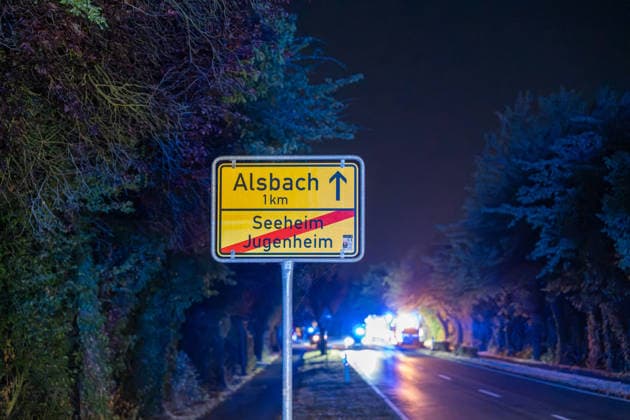 Großer Flächenbrand bedroht Wohngebiet Am 03.08.2026 gegen 02:00 Uhr brannten zwischen Seeheim-Jugenheim und Alsbach im Landkreis Darmstadt-Dieburg rund 28.000 Quadratmeter Feld und Gestrüpp entlang der L3100. Die Feuerwehr stoppte die Flammen etwa fünf Meter vor angrenzenden Wohnhäusern. Ein Anwohner erlitt beim eigenständigen Löschversuch eine Rauchgasvergiftung und wurde vom Rettungsdienst in ein Krankenhaus gebracht. Die Straßenbahnstrecke zwischen Alsbach und Seeheim-Jugenheim wurde gesperrt, ein Schienenersatzverkehr eingerichtet. Zur Brandbekämpfung kam eine Drohne mit Wärmebildkamera zum Aufspüren von Glutnestern zum Einsatz. Seeheim-Jugenheim Hessen Deutschland *** Large Wildfire Threatens Residential Area On August 3,
