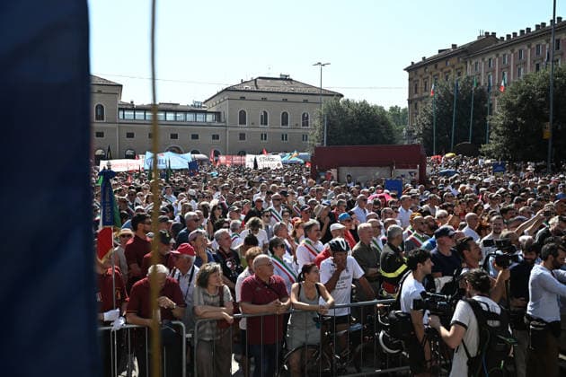 Bologna Massacre Remembrance Day Ceremony - Bologna Attendees observe a moment of silence during the 46th anniversary commemoration of the Bologna Massacre on Remembrance Day in Bologna, Italy on August 2, 2024, marking the 1974 bombing that killed 85 people and injured over 200. Photo by Gianni Schicchi IPA ABACAPRESS.COM Bologna  Copyright: xSchicchixGianni IPA ABACAx