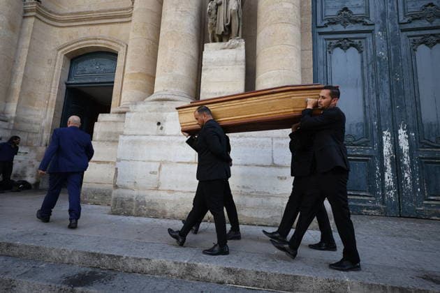 French Singer and pianist Marie-Paule Belle Funeral - Paris The Coffin during the funeral ceremony for French singer and pianist Marie-Paule Belle at Saint Roch church in Paris, France on August 3, 2026. She died from breast cancer at age 80 on July 25, 2026, in Neuilly-sur-Seine. She was best known for her 1976 hit song La Parisienne ». Photo by Raphael Lafargue ABACAPRESS.COM Paris Ile-de-France France  Copyright: xLafarguexRaphael ABACAx
