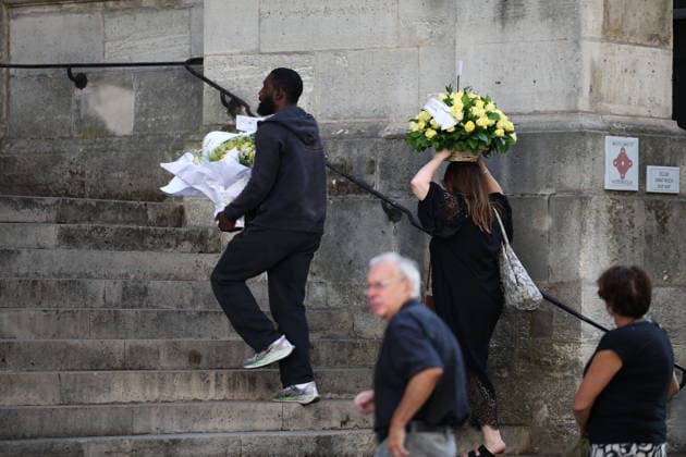 French Singer and Pianist Marie-Paule Belle Funeral - Paris Flowers Arrive at the Church during the funeral ceremony for French singer and pianist Marie-Paule Belle at Saint Roch church in Paris, France on August 3, 2026. She died from breast cancer at age 80 on July 25, 2026, in Neuilly-sur-Seine. She was best known for her 1976 hit song La Parisienne ». Photo by Raphael Lafargue ABACAPRESS.COM Paris Ile-de-France France  Copyright: xLafarguexRaphael ABACAx