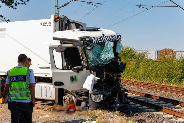 S-Bahn kollidiert mit Müllwagen Fahrer schwer verletzt Bahnverkehr eingestellt Am 03.08.2026 kollidiert im Flörsheimer Bahnweg gegen 09:10 Uhr eine S-Bahn der Linie 1 mit einem Müllwagen. Der Fahrer des Entsorgungsfahrzeugs wird schwer verletzt. Offenbar gerät der Müllwagen beim Wenden im engen Weg auf den Fahrweg der Bahn. Der Bahnverkehr auf der betroffenen Linie ist wegen der Rettungsarbeiten eingestellt, Feuerwehr, Rettungsdienst und Bundespolizei sind im Einsatz. Flörsheim Hessen Deutschland *** S-Bahn Collides with Garbage Truck; Driver Seriously Injured; Train Service Suspended On August 3, 2026, at approximately 9:10 a.m., an S-Bahn train on Line 1 collided with a garbage truck on Flörsheimer Bahnweg. The driver of th