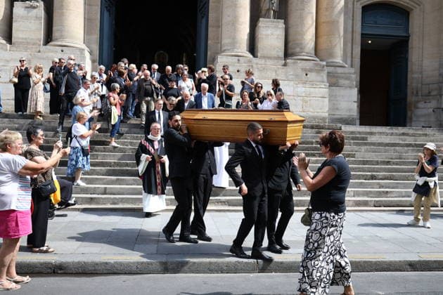 French Singer and Pianist Marie-Paule Belle Funeral - Paris The Coffin during the funeral ceremony for French singer and pianist Marie-Paule Belle at Saint Roch church in Paris, France on August 3, 2026. She died from breast cancer at age 80 on July 25, 2026, in Neuilly-sur-Seine. She was best known for her 1976 hit song La Parisienne ». Photo by Raphael Lafargue ABACAPRESS.COM Paris Ile-de-France France  Copyright: xLafarguexRaphael ABACAx