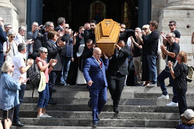 French Singer and Pianist Marie-Paule Belle Funeral - Paris The Coffin during the funeral ceremony for French singer and pianist Marie-Paule Belle at Saint Roch church in Paris, France on August 3, 2026. She died from breast cancer at age 80 on July 25, 2026, in Neuilly-sur-Seine. She was best known for her 1976 hit song La Parisienne ». Photo by Raphael Lafargue ABACAPRESS.COM Paris Ile-de-France France  Copyright: xLafarguexRaphael ABACAx